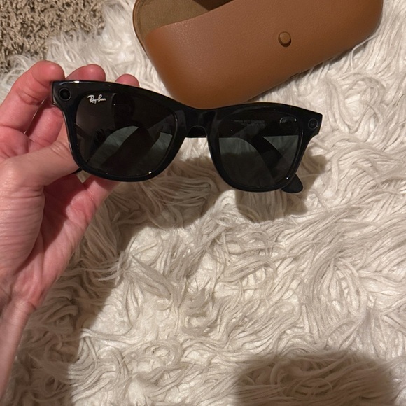 Ray-Ban Black meta Wayfarer with Tan charging Case - Picture 3 of 7